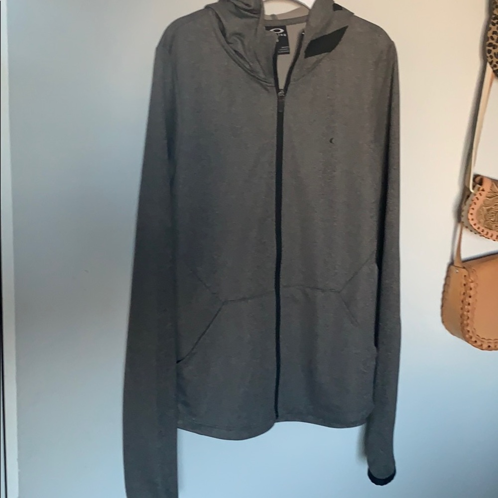 Woman’s Oakley light sweater